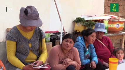 Mujeres indígenas Aimaras en Bolivia se empoderan a través de la pastelería y la costura