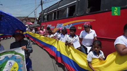 Cientos de estudiantes marchan para que cesen las balas en su escuela de Colombia