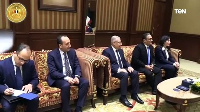 ٔأمير الكويت يستقبل رئيس الوزراء بمقر الديوان الأميري الكويتي