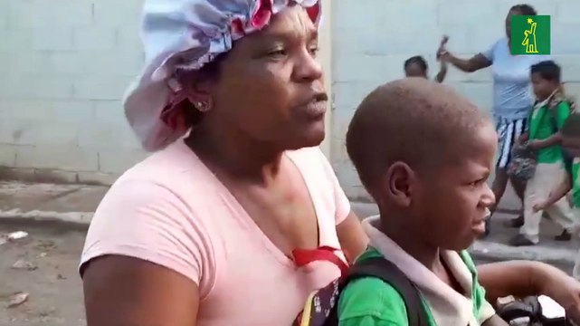 Denuncian estudiantes deben pasar por calle inundada de agua para llegar a escuela en San Pedro de Macorís