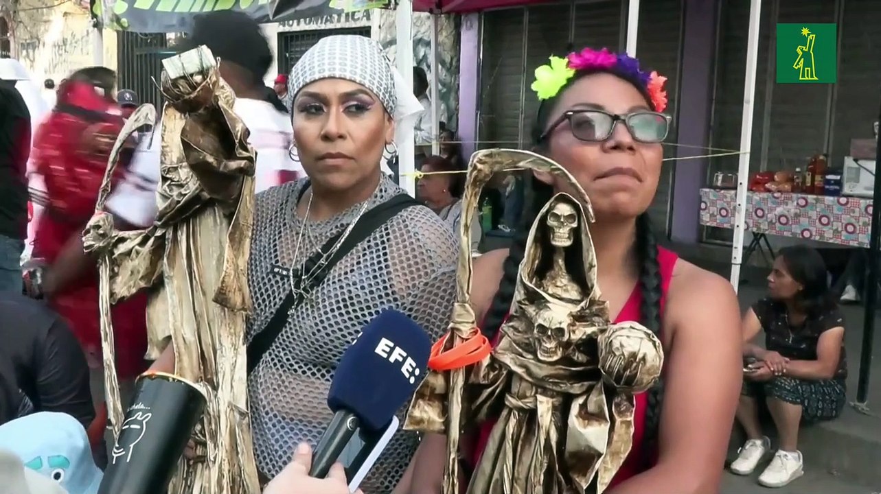 Habitantes de Tepito en Ciudad de México veneran a la Santa Muerte en víspera del Día de los Muertos