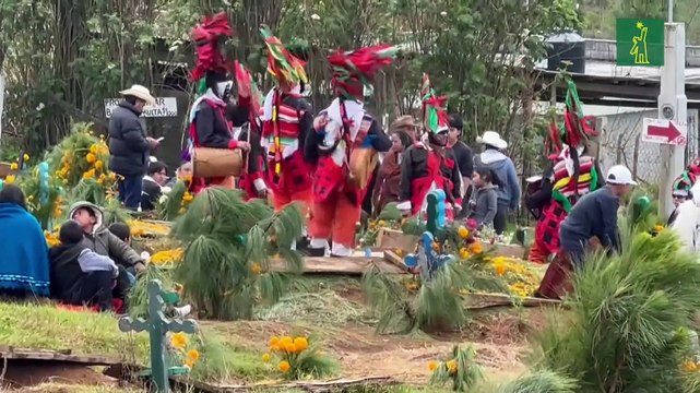 Miles de indígenas reviven sus tradiciones con el Día de Muertos en México