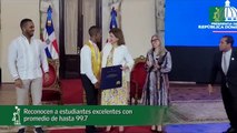 Reconocen a estudiantes excelentes con promedio de hasta 99.7