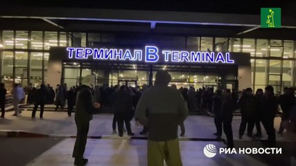 Una turba toma aeropuerto en república rusa de Daguestán en busca de israelíes