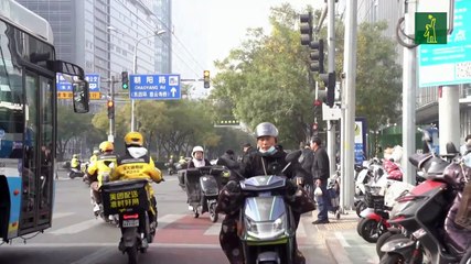 Pekín implementa restricciones de tráfico por densa niebla y contaminación del aire