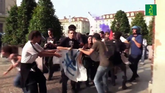 Policía cargó contra cientos de manifestantes que protestaban por la llegada de Meloni a Turín