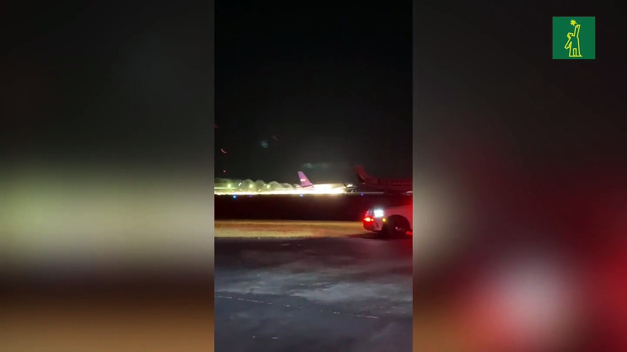 un avión de FedEx se estrella y se sale de la pista en EE.UU