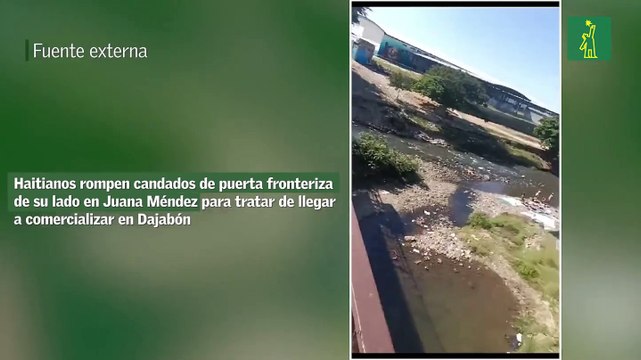 Haitianos rompen candados de puerta fronteriza de su lado en Juana Méndez para tratar de llegar a comercializar en Dajabón