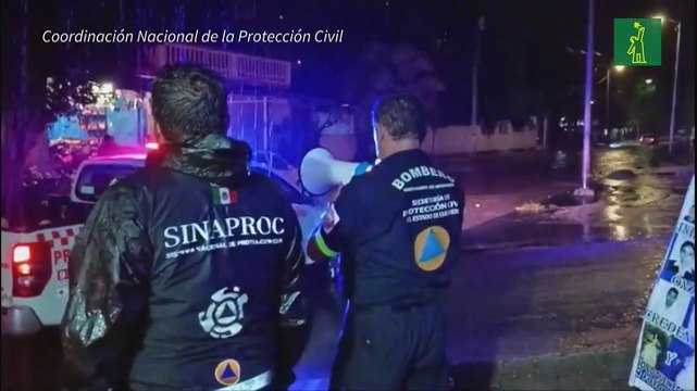 Huracán Otis baja a categoría 4 a su paso por el puerto mexicano de Acapulco