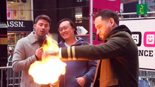 Neoyorquinos queman los malos recuerdos de 2023