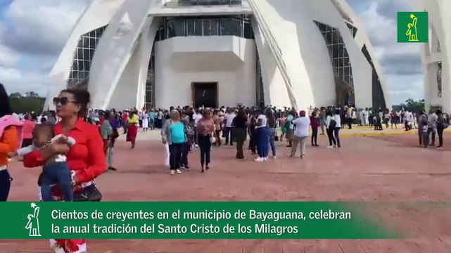 Cientos de creyentes en el municipio de Bayaguana, celebran la anual tradición del Santo Cristo de los Milagros