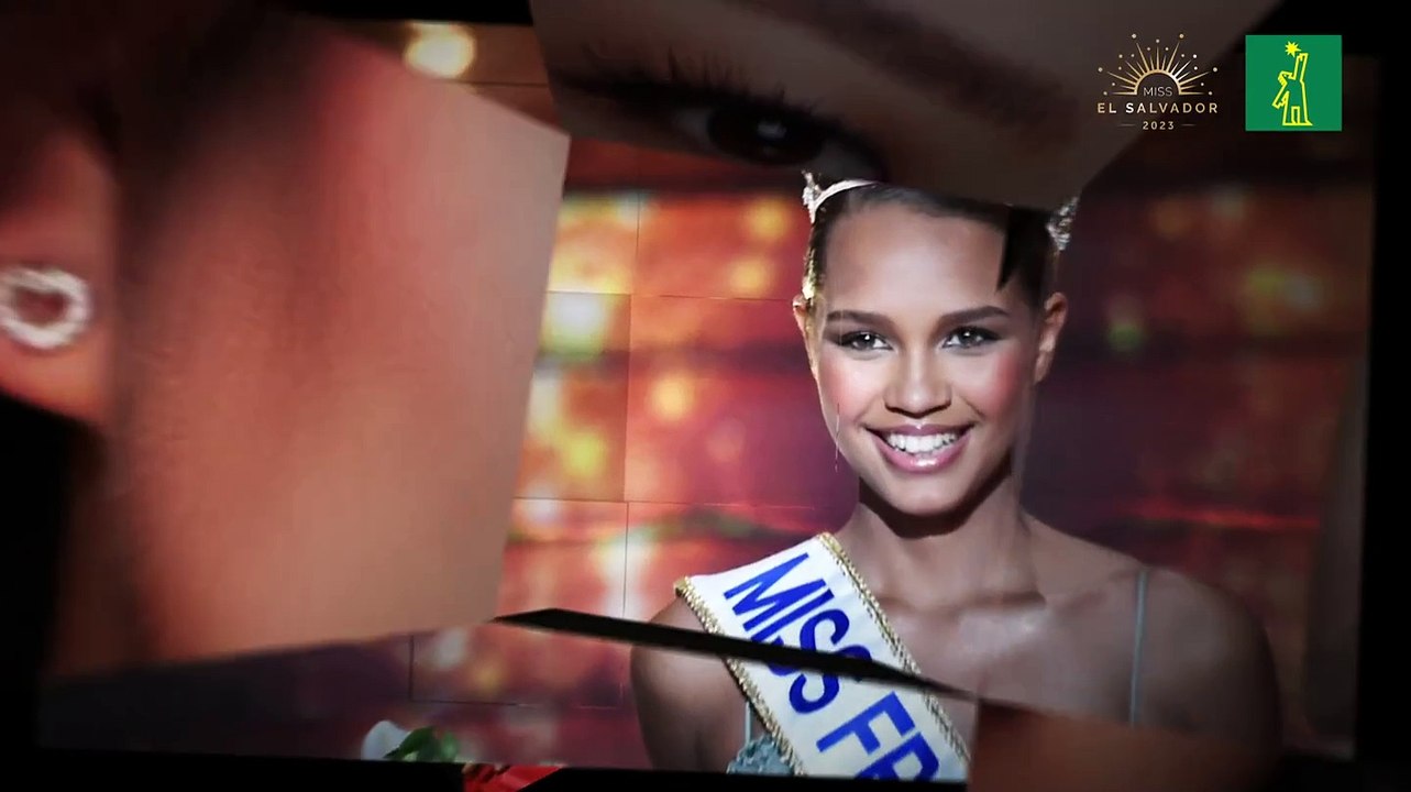 De azul, Mariana Downing desfila en traje de gala en la preliminar del Miss Universo