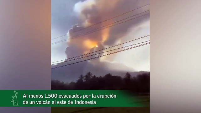 Al menos 1.500 evacuados por la erupción de un volcán al este de Indonesia