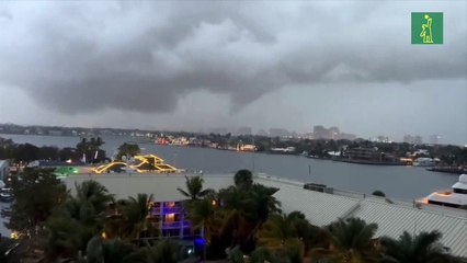Tornado toca tierra en Florida y deja múltiples daños