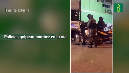 Policías golpean hombre en la vía