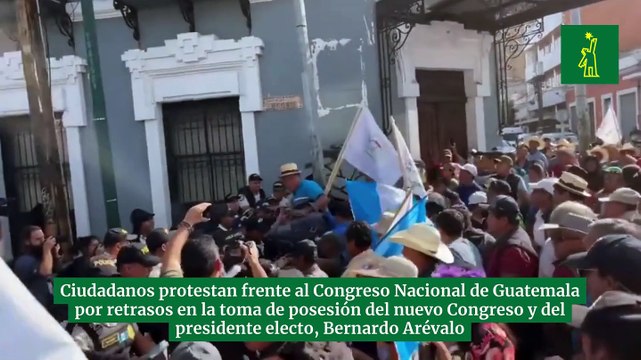 Ciudadanos protestan frente al Congreso Nacional de Guatemala por retrasos en la toma de posesión del nuevo Congreso y del presidente electo, Bernardo Arévalo