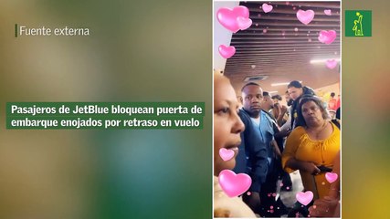 Pasajeros de JetBlue bloquean puerta de embarque enojados por retraso en vuelo