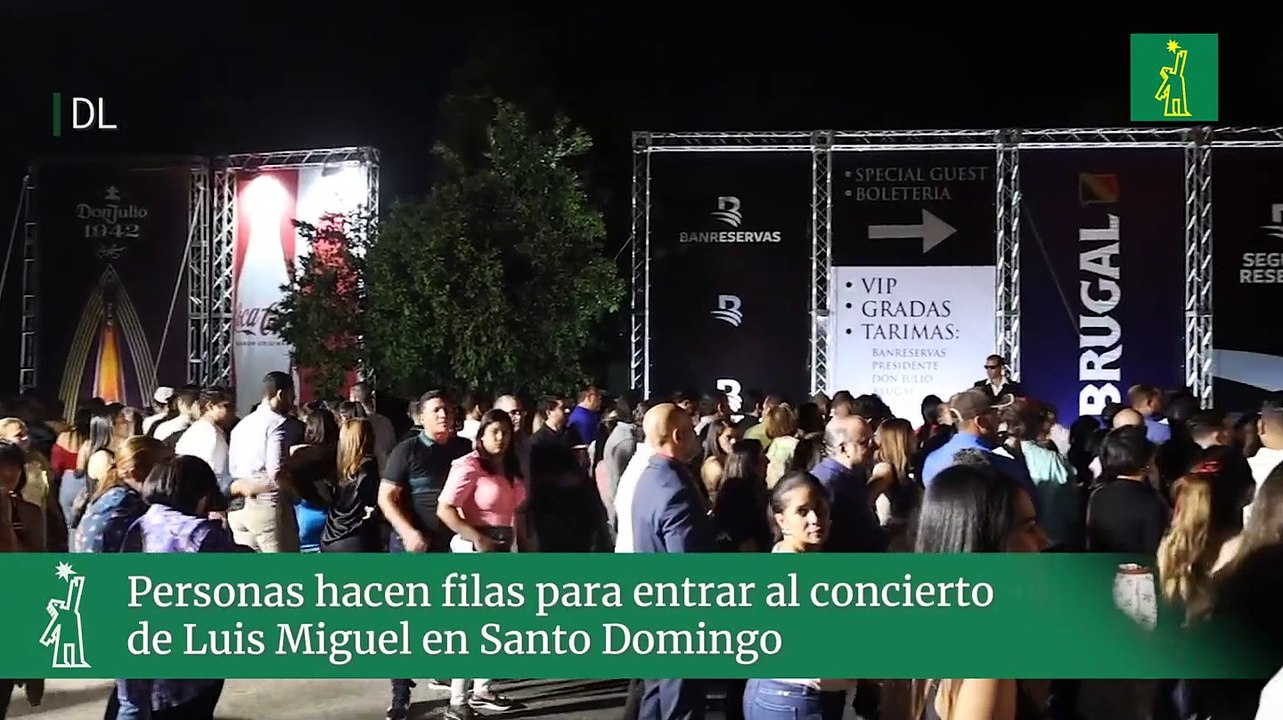 Personas hacen filas para entrar al concierto de Luis Miguel en Santo Domingo
