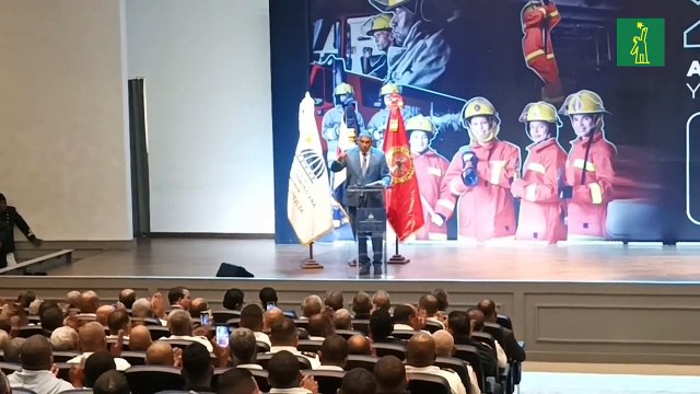Interior y Policía anuncia aumento salarial a bomberos, seguro de salud y descuentos en compras