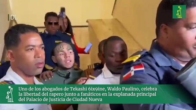 Uno de los abogados de Tekashi 6ix9ine, Waldo Paulino, celebra la libertad del rapero junto a fanáticos en la explanada principal del Palacio de Justicia de Ciudad Nueva