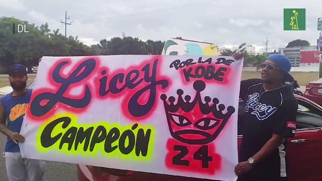 Fans de Tigres del Licey en espera del paso de la Caravana del triunfo
