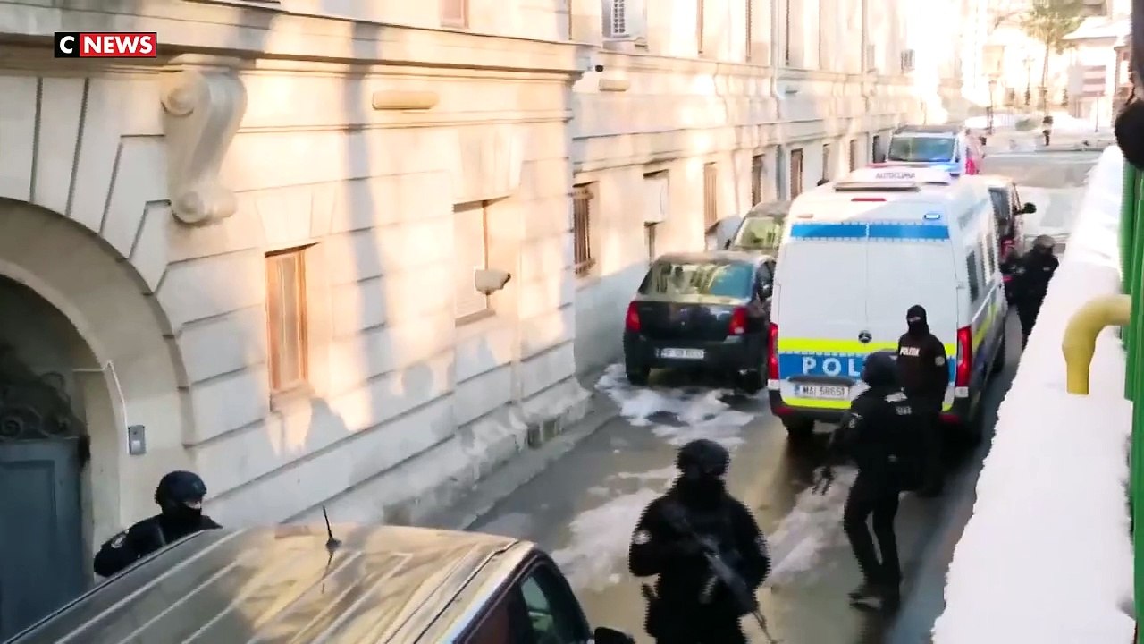 Arrestation de Mohamed Amra : les images effarantes de l'ex-fugitif, tout sourire, à son arrivée au tribunal de Bucarest