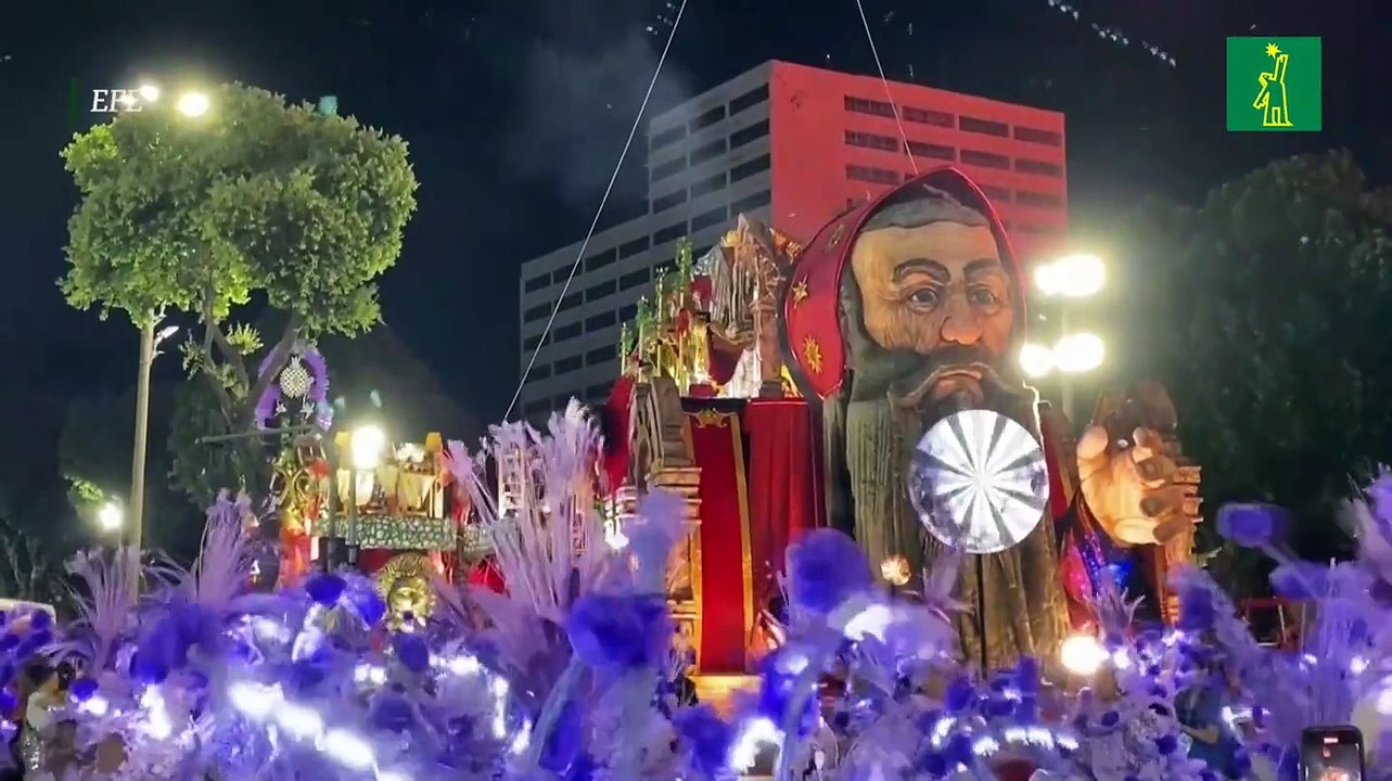 Indígenas yanomami llaman la atención en desfile de escuelas de samba del carnaval de Río