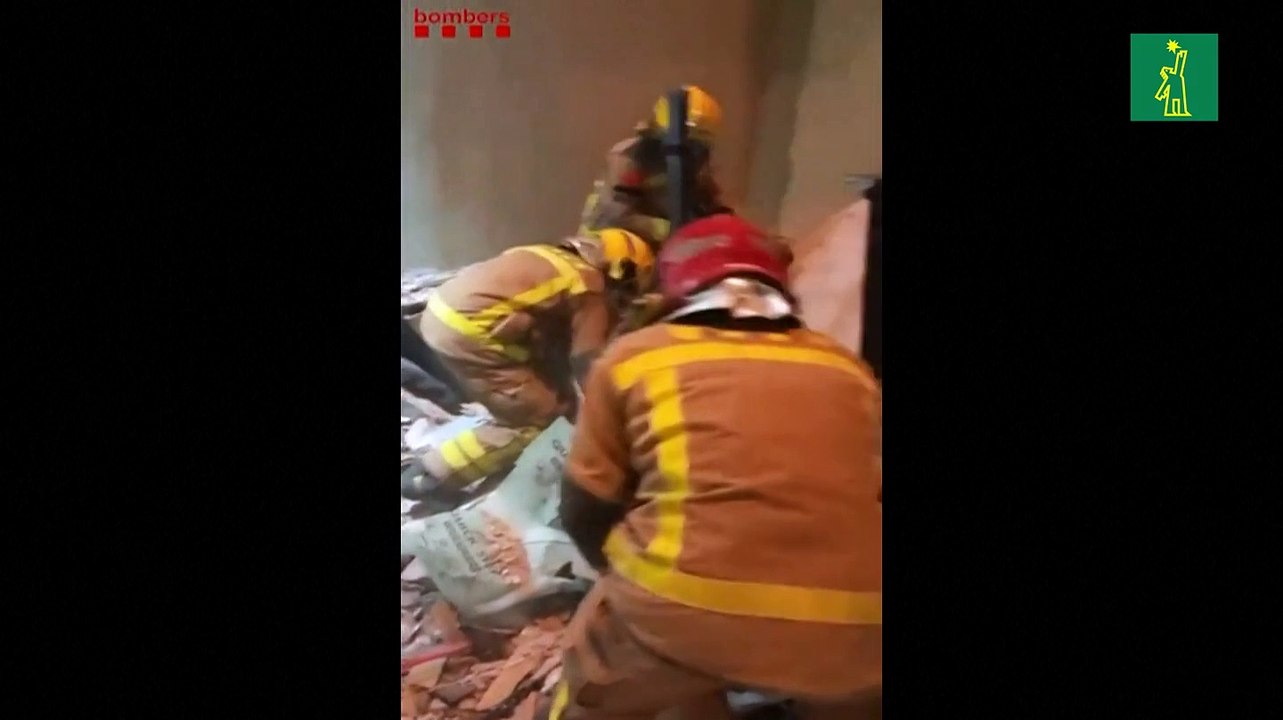 Los bomberos hallan tres muertos en un edificio derrumbado cerca de Barcelona