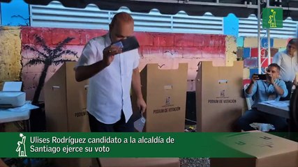 Ulises Rodríguez Candidato A La Alcaldía De Santiago Ejerce Su Voto.