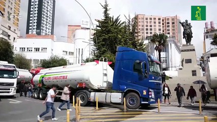 Camioneros de Bolivia bloquean La Paz para exigir a la petrolera YPFB el pago de una deuda