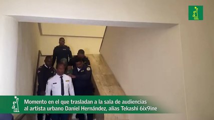 Momento en el que trasladan a la sala de audiencias al artista urbano Daniel Hernández, alias Tekashi 6ix9ine