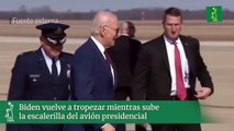 Biden vuelve a tropezar mientras sube la escalerilla del avión presidencial
