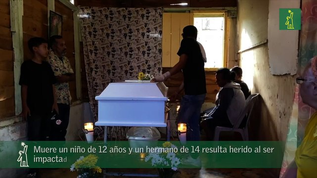 Muere un niño de 12 años y un hermano de 14 resulta herido al ser impactados por vehículo mientras estaban sentados en un mudo