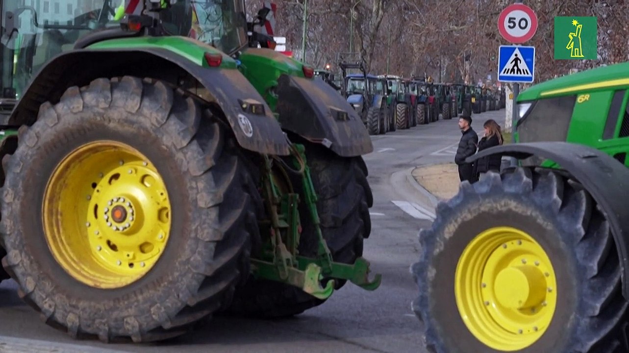 Agricultores bloquean con tractores varias carreteras en España