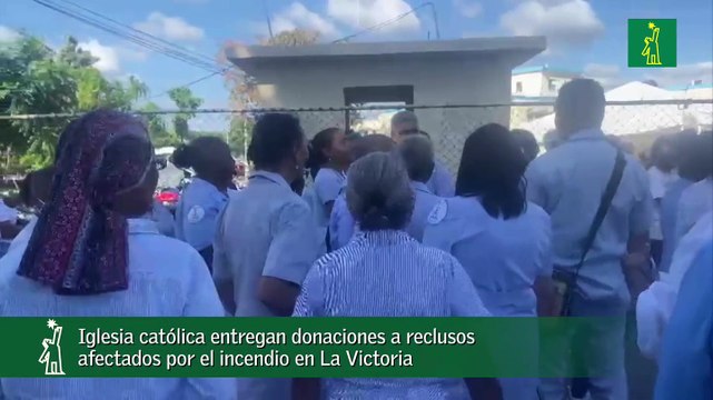 Iglesia católica entregan donaciones a reclusos afectados por el incendio en La Victoria