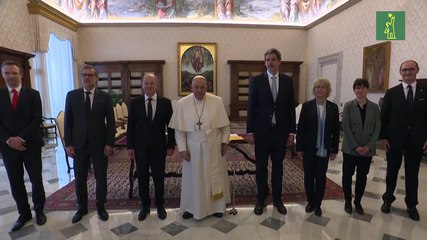 El papa dice que padece bronquitis