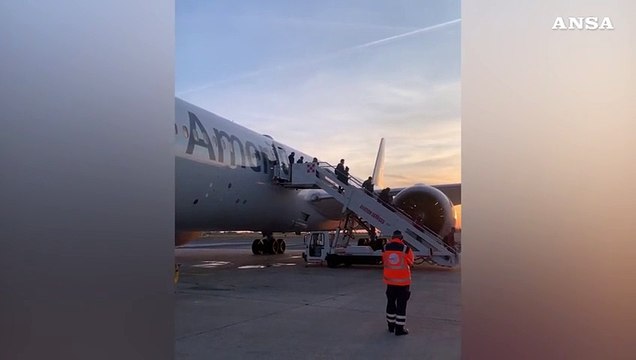 Aereo atterrato a Fiumicino per allarme bomba, passeggeri evacuati