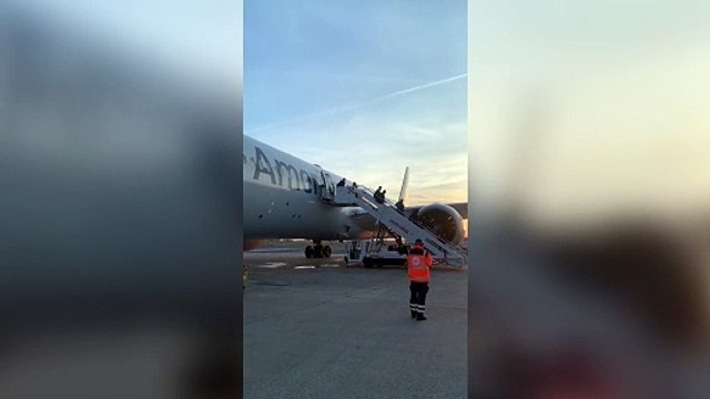Volo New York-Delhi dirottato su Roma-Fiumicino: il video dei passeggeri che scendono dall'aereo