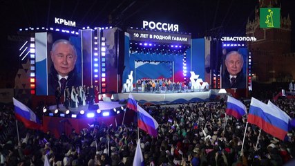 Putin hace una aparición pública en la plaza Roja tras presidenciales criticadas por Occidente