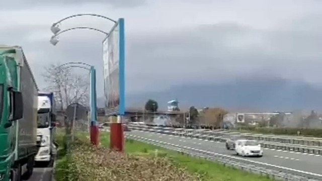 Scontri in piena autostrada fra tifosi, paura sull'A12 in Versilia