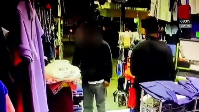 Fingen ser clientes y asaltan negocio de ropa; captan en video a los delincuentes