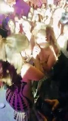 Karol G y Nelly Furtado Unen Voces en Sorprendente Presentación 🎤