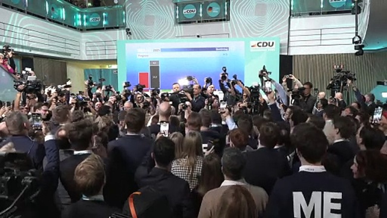 Wahlsieger Merz beansprucht Regierungsbildung – Scholz räumt Schlappe ein