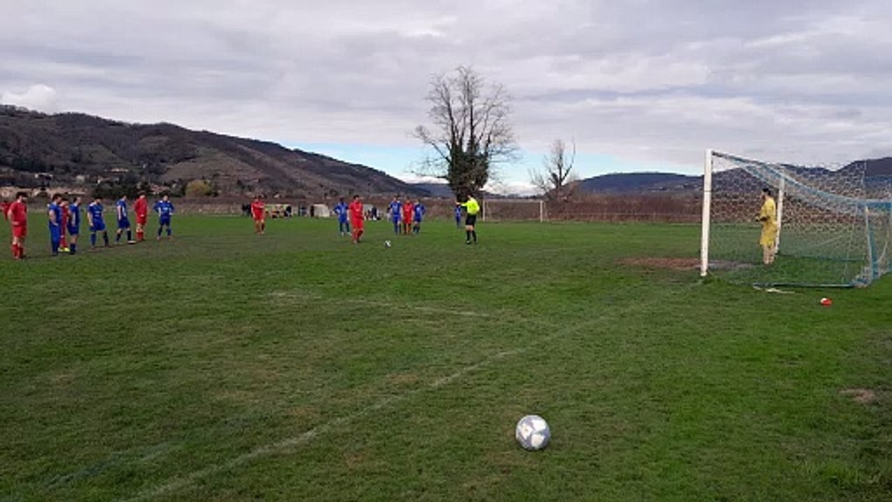 LA VIDÉO DU PENALTY LOUPÉ PAR MIKA OUDGHIRI FC MUZOLAIS VS AS DU PIC DIMANCHE 23 FÉVRIER 2025