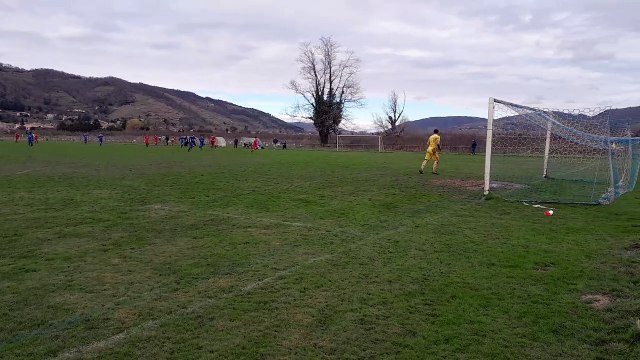 LA VIDÉO DU SECOND PENALTY OBTENU PAR FLORIAN MASSEL FC MUZOLAIS VS AS DU PIC DIMANCHE 23 FÉVRIER 2025