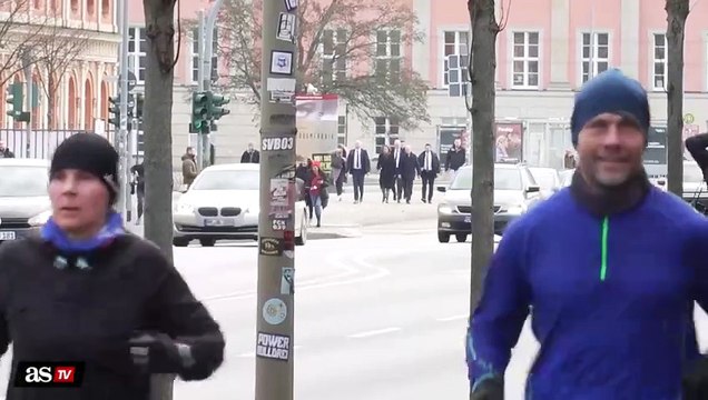 El canciller Olaf Scholz emite su voto para las elecciones federales en Potsdam