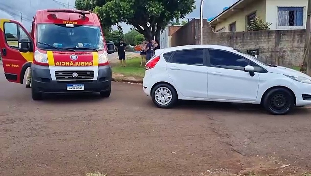 Batida entre carro e moto na Rua Potiguaras deixa jovem ferido