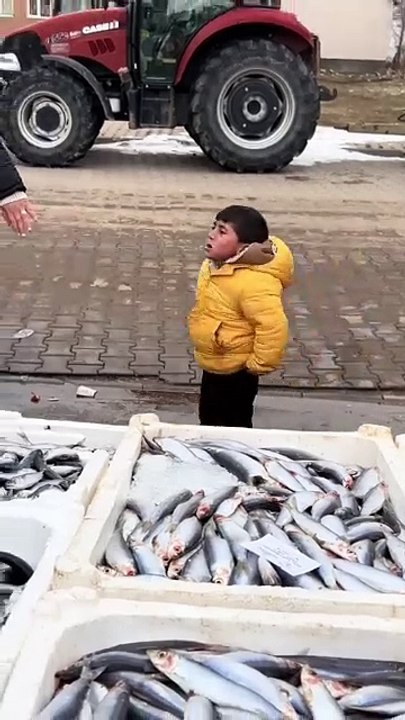 Sivas’da balıklarla bağ kurup, alamadığı için ağlayan ufaklığa balık hediye edilmesi (Balığı evcil hayvan olarak aldı sanırım)