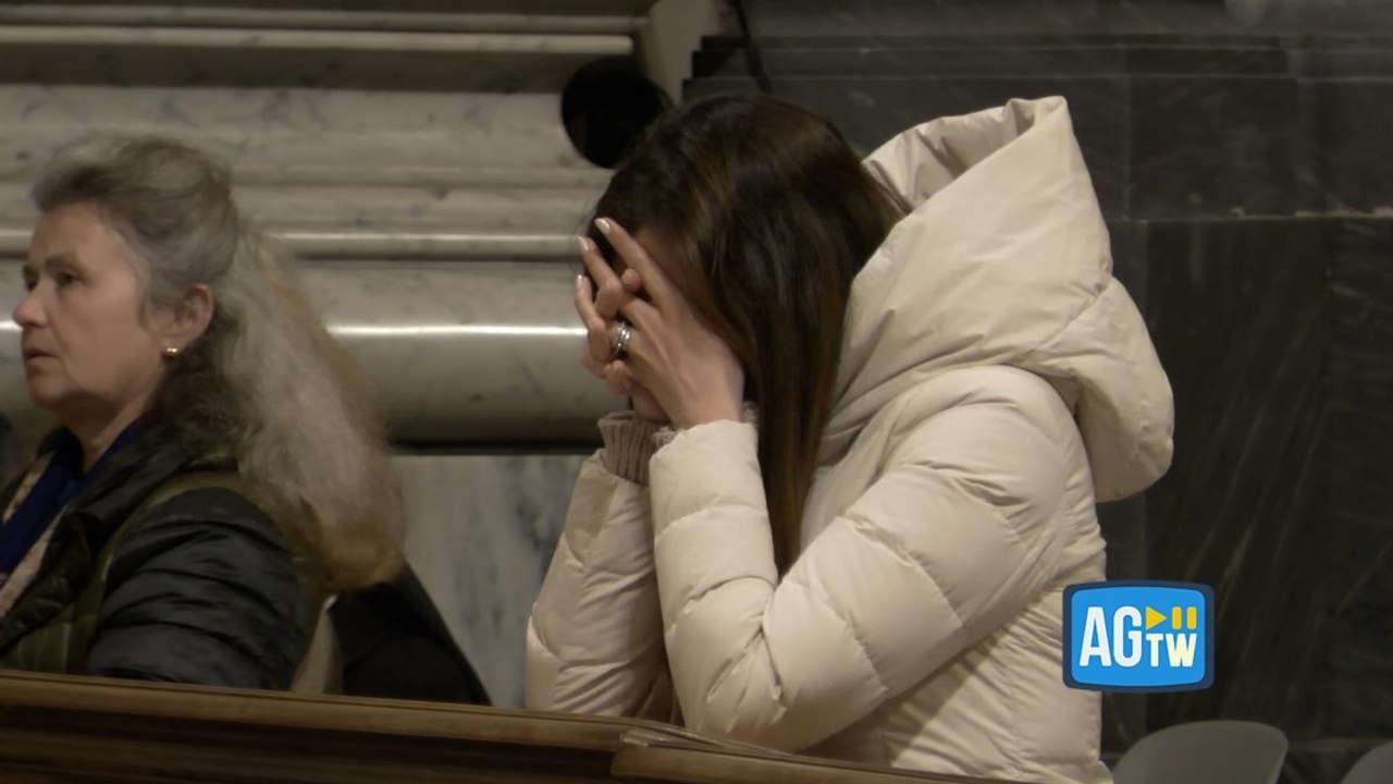 La messa e la preghiera per Papa Francesco. I fedeli commossi nell'ascolto dell'omelia: «Ci affidiamo a Dio»