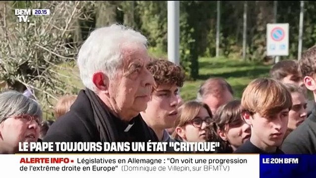 Pape François hospitalisé: les catholiques se recueillent devant l'hôpital à Rome